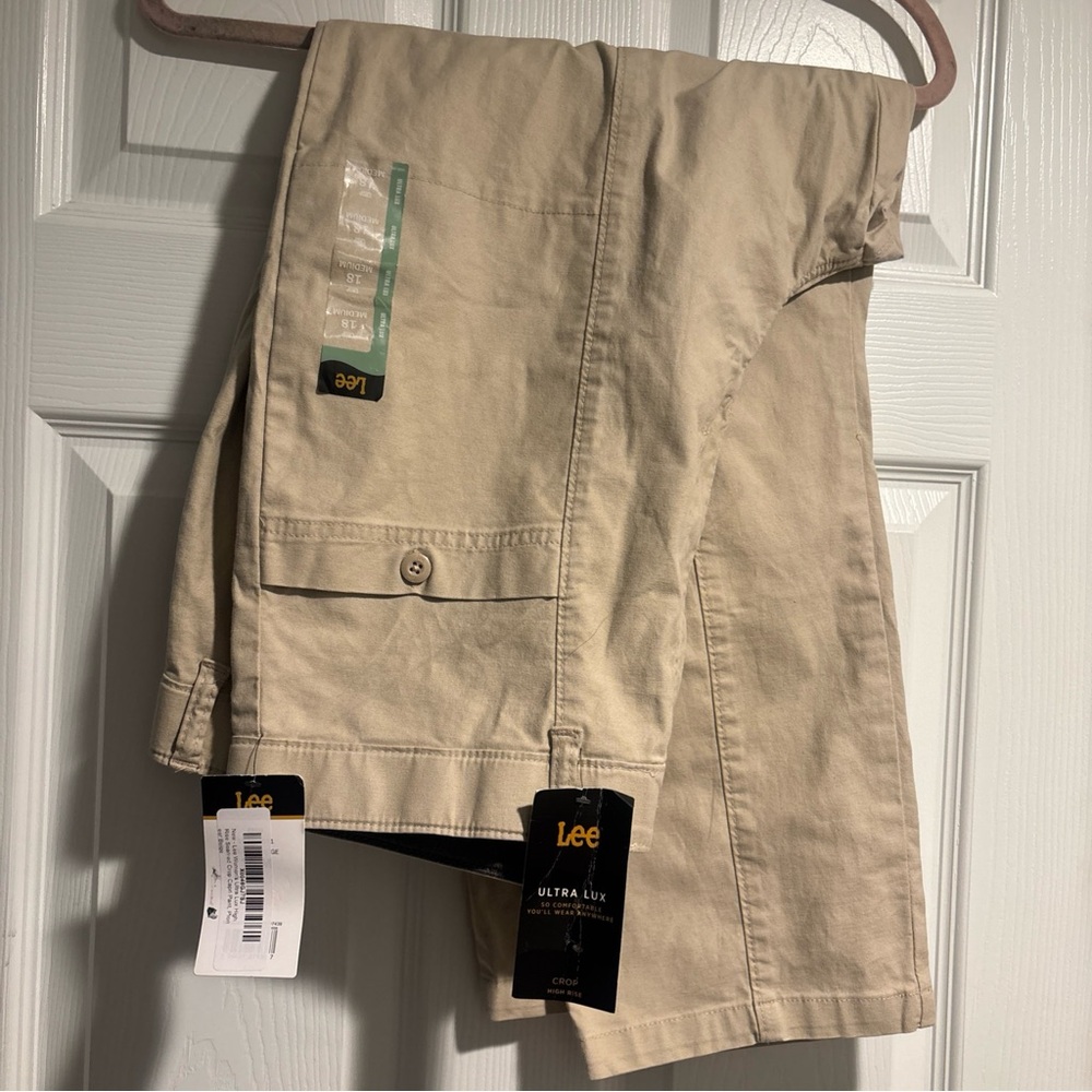 Lee Women's Ultra Lux High Rise Seamed Crop Capri  -size 18 M NWT - Picture 2 of 2